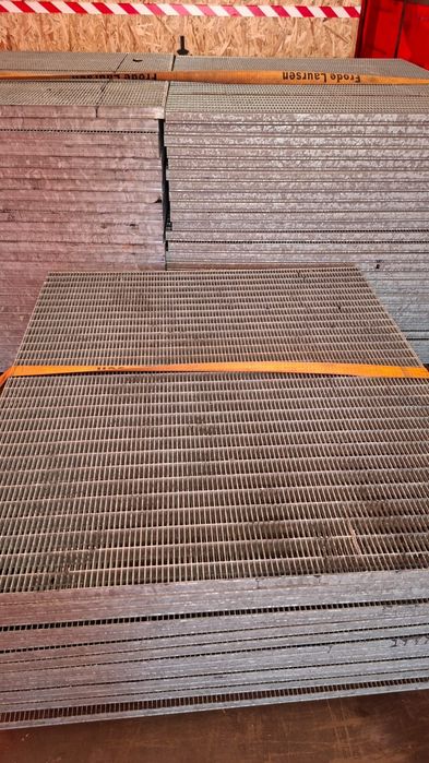 Vindem grătare zincate galvanizate la ori ce dimensiuni se debitează și la comanda clientului și facem și trepte zincate pentru scari metalice și grăt
