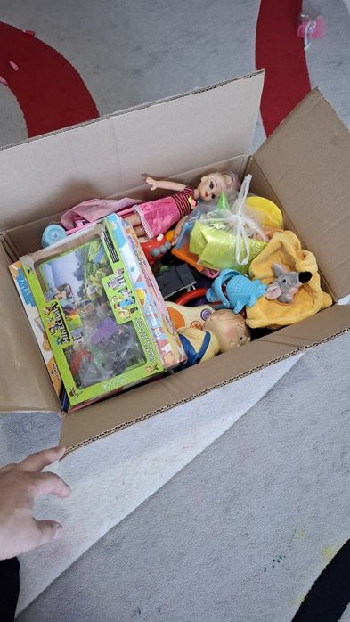 Продам 1 коробку игрушек