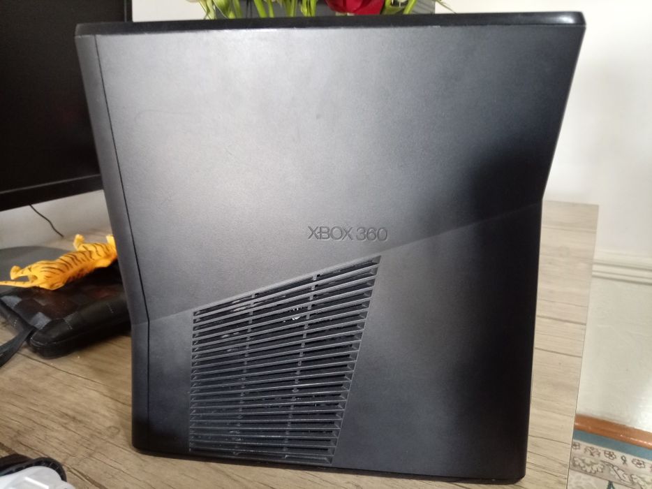 Xbox 360 Slim Sotiladi 250 gb + proshivka + kinect