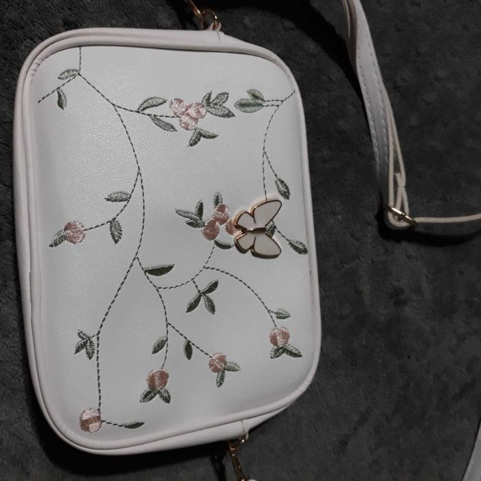 Бяла бродирана Чанта