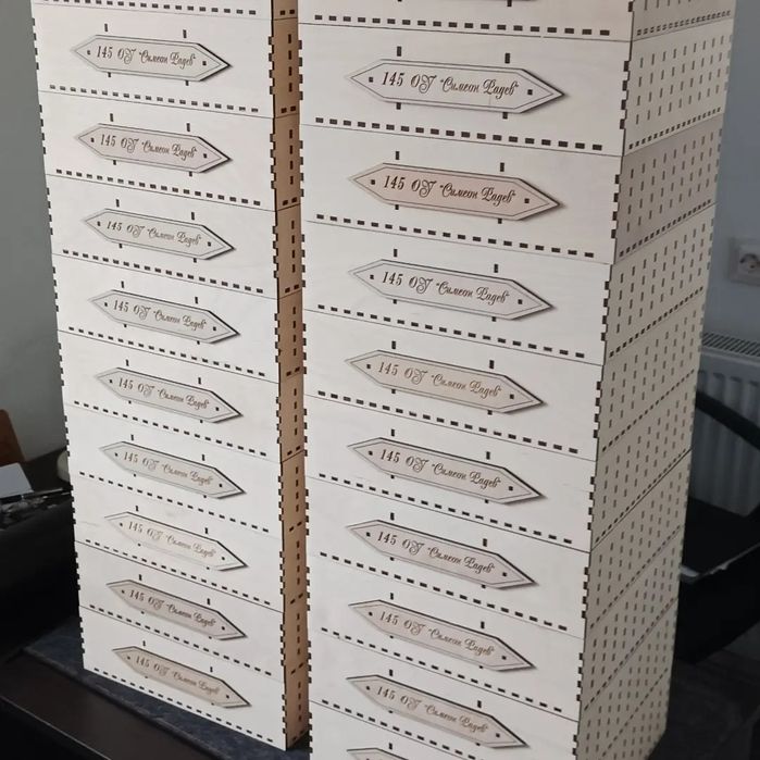 Училищна поставка за мобилни телефони.