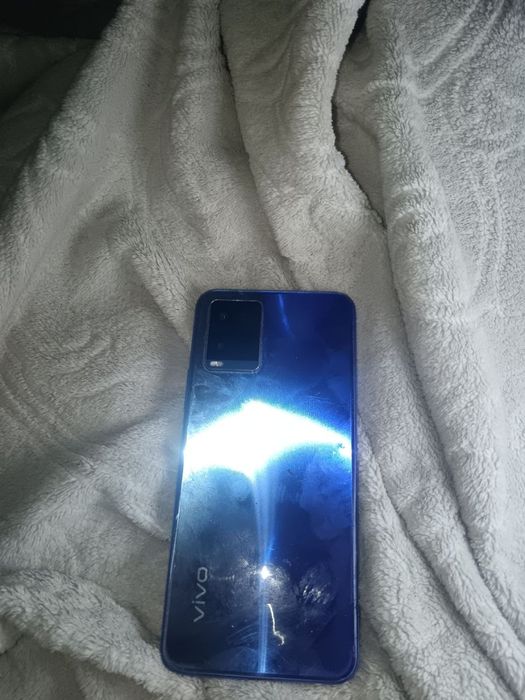 продам телефон vivo Y21