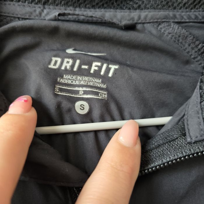 Дамска ветровка на марката Nike