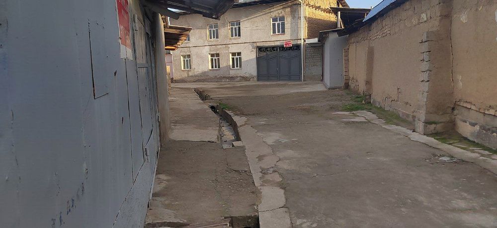 Abduraxmonov yòlida 3 sotuk 6 xonali uy sotiladi