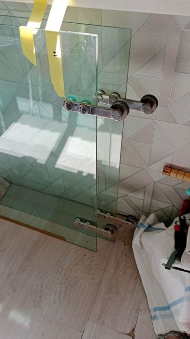 Двери стеклянные  с механизмом