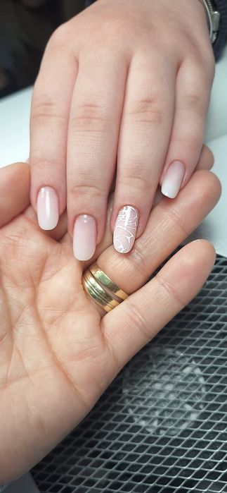 Realizez manichiură cu gel  si semi
Ofer manichiură profesiona