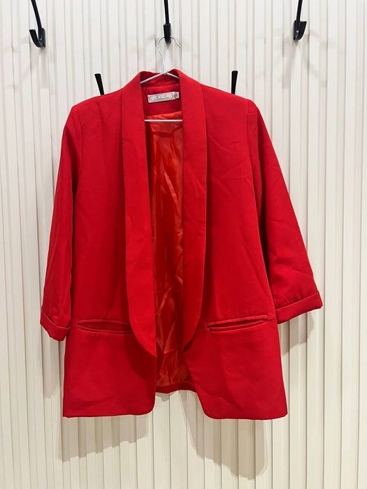 Красный красивый пиджак