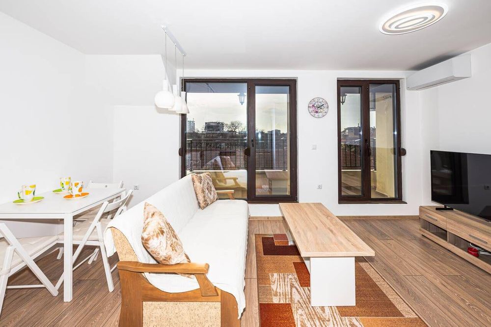 Тристаен апартамент под наем в Център