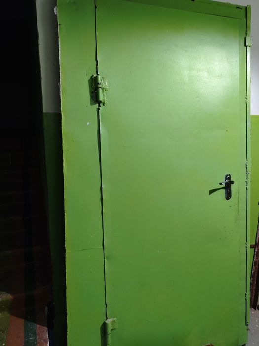 Продам металлическую дверь