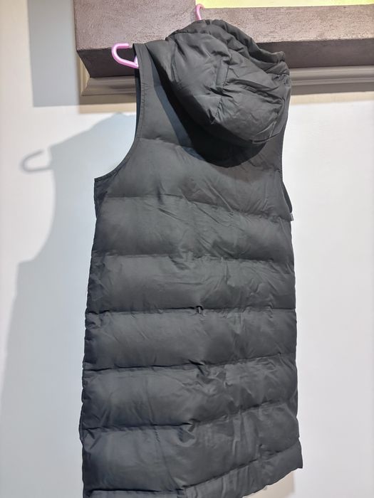 черен пухен елек с качулка, марки  Zara.