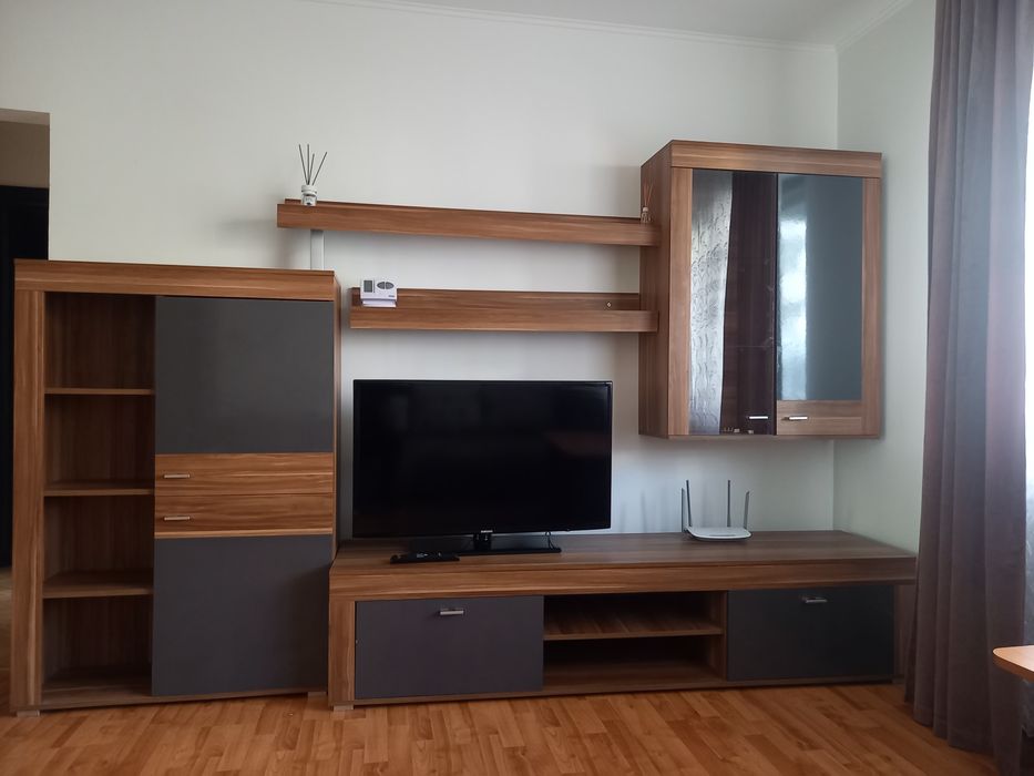 Închiriez apartament  2 camere.