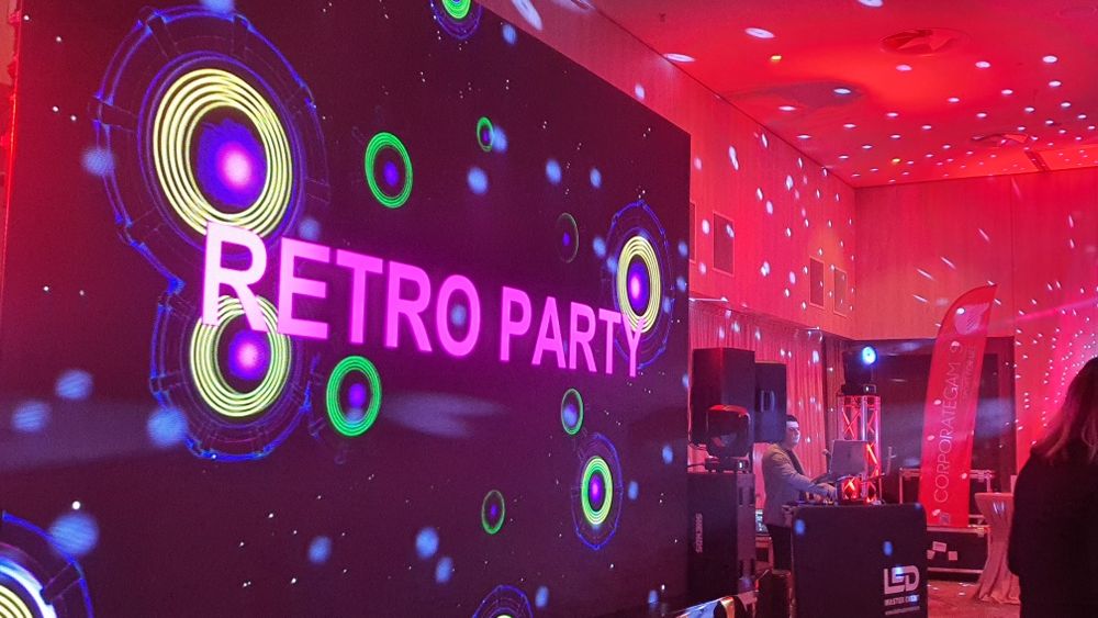 Dj-MC, scena, podium, ecran led, sonorizare, schela de lumini, glob