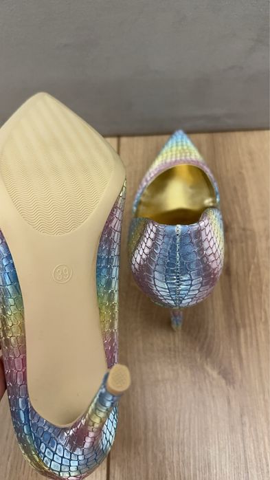 Нови цветни токчета