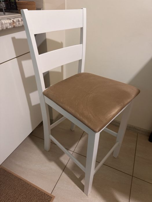 De vanzare 2 scaune de lemn masiv