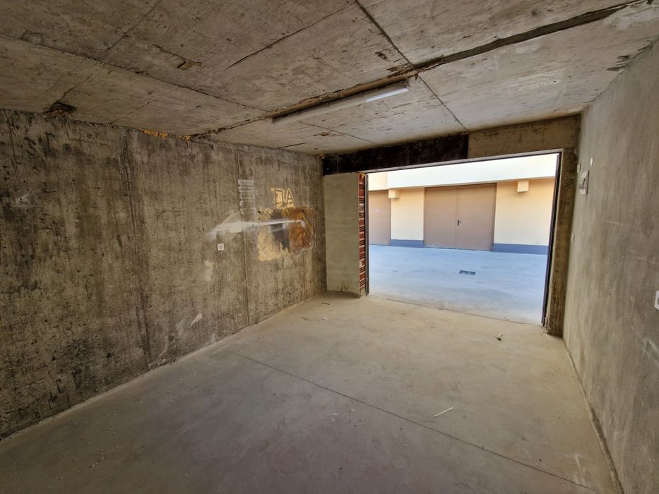 Гараж / склад 16м² за автомобил и мотор под наем в ЖК Тракия, бл.230,