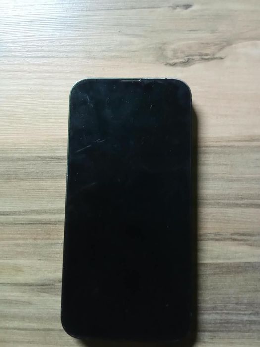 IPHONE 13 128gb на дисплее полоска