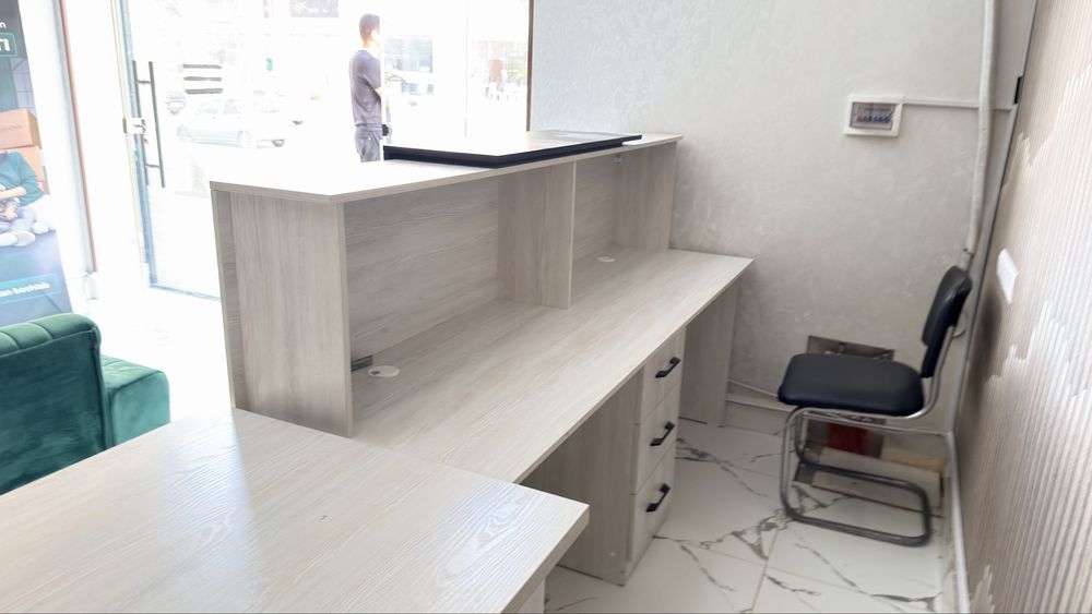 Pradayodsya mebel dlya ofisa