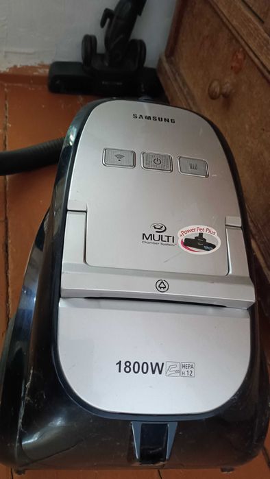 Пылесос Samsung.  1800W  HEPA фильтр