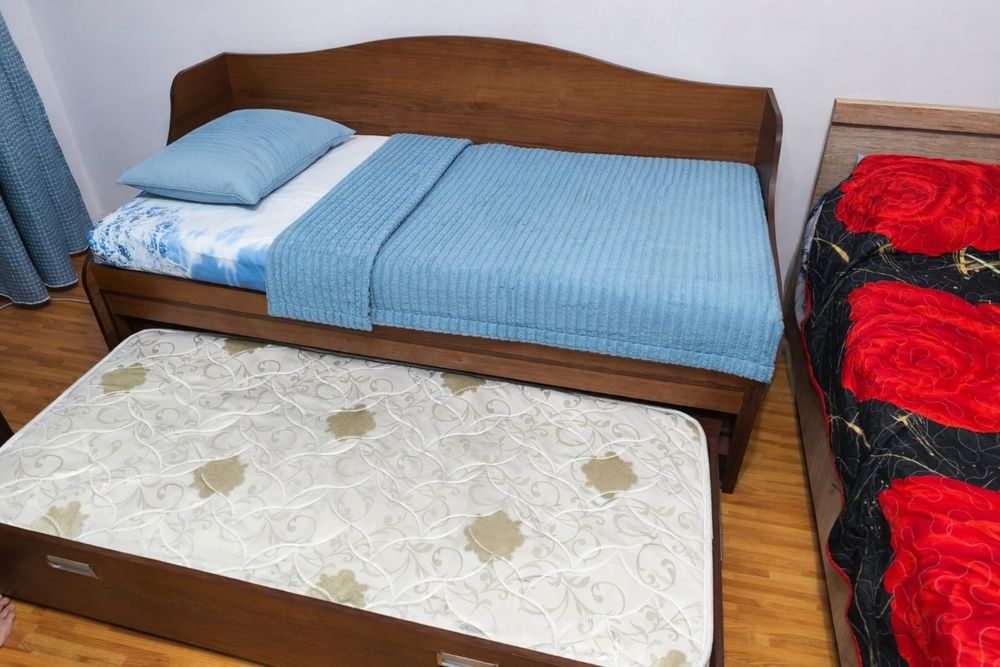 Отдаю кровать почти даром