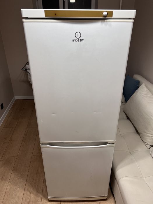 Продам холодильник б/у Indesit, работает.