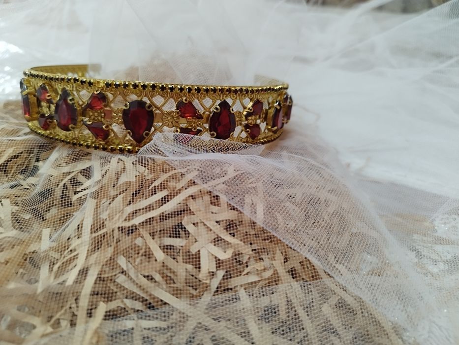 Abadok. Qizil toshlar bilan bezatilgan