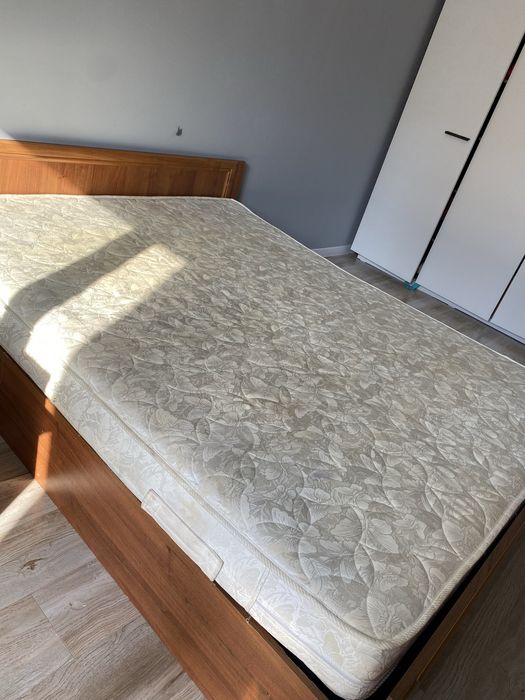 Кровать с матрасом