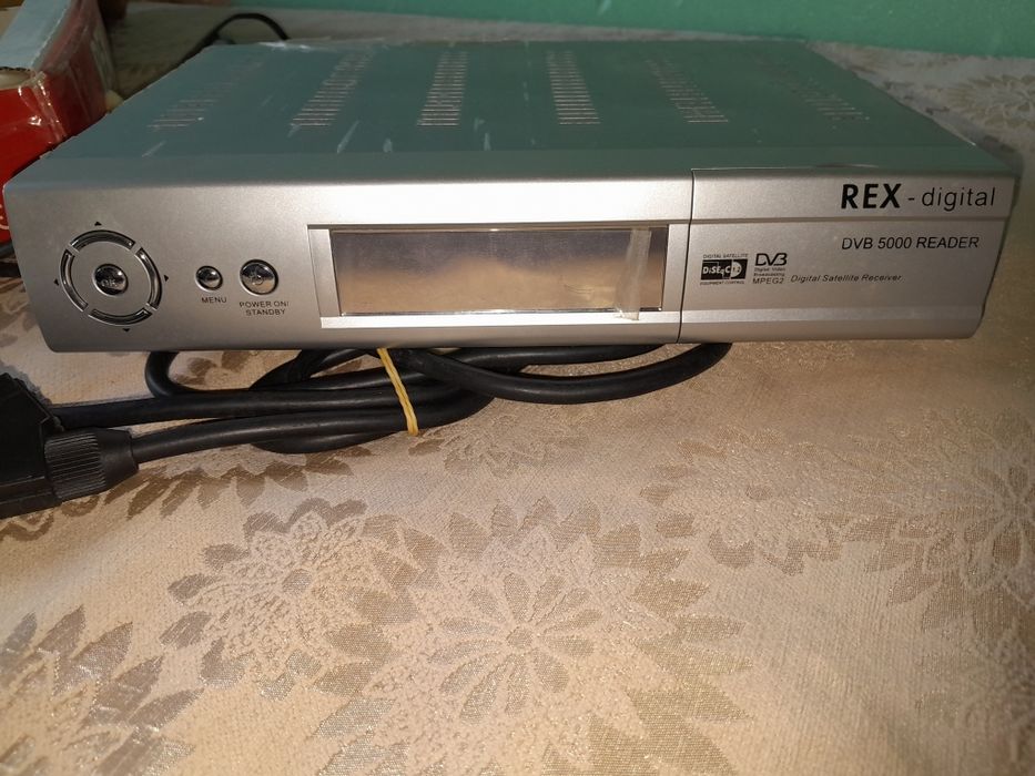 Сателитен приемник и булсатком пълен комплект. Работещи.