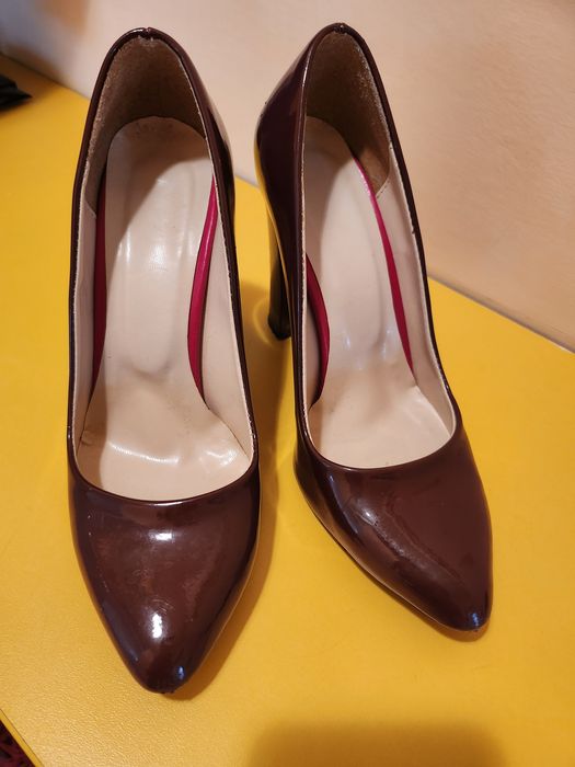 Дамски лачени обувки