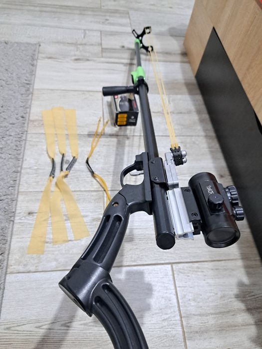 Vand  praștie profesională cu red dot inclus