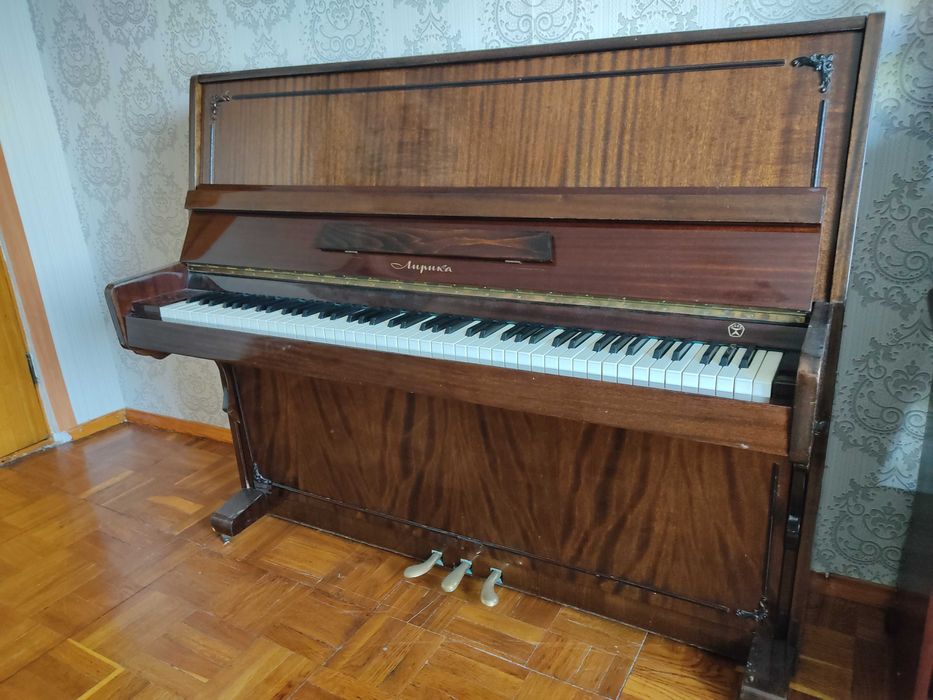 Продам пианино "Лирика"