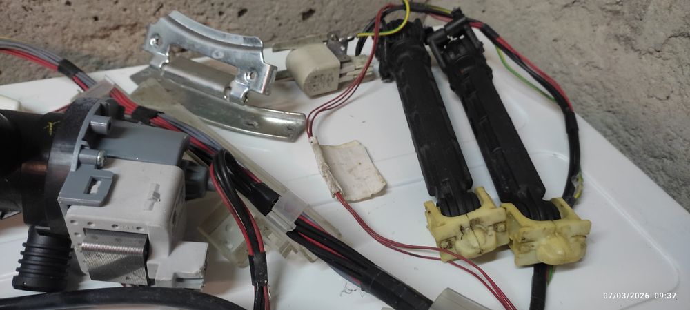 Части за пералня Whirlpool 40евро. за всичко