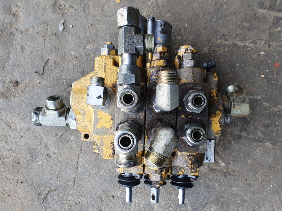 Distribuitor caterpillar