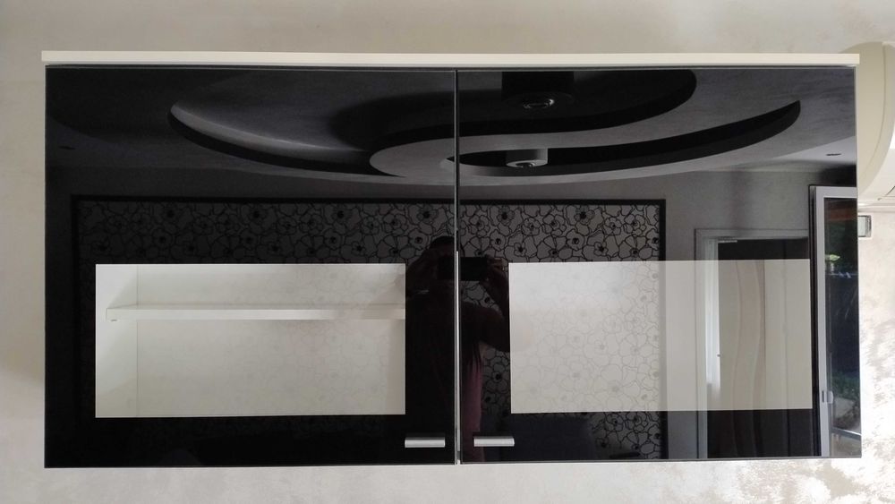 ШКАФ ЗА ХОЛ-/Черно и Бяло/