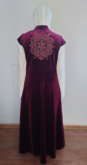 Продам новый  камзол с  платьем .