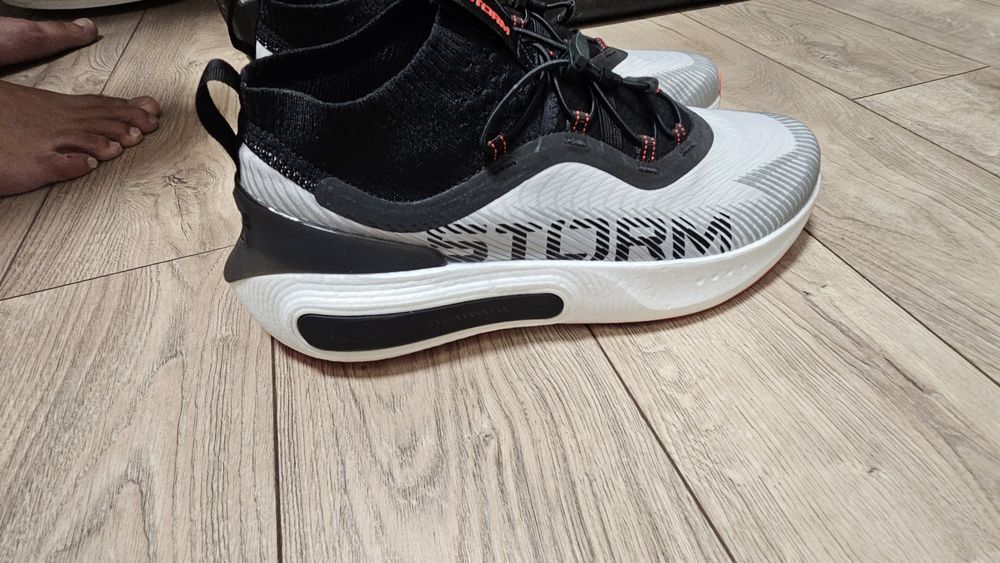 Продам кроссовки Under Armour новые оригинал