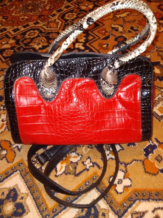 Қоңыр қызыл сумка