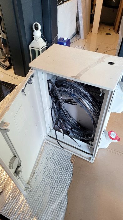 Продавам трифазно Ел. Табло и строителни калорифери