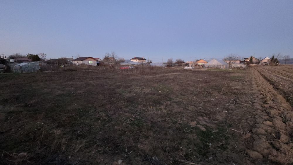 Vând teren intravilan 1137 mp cu deschidere de  42 metri