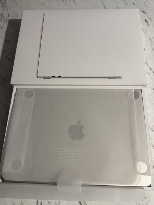 Vând MacBook Air 13.6” M2 (2022) – 8GB RAM / 256GB SSD