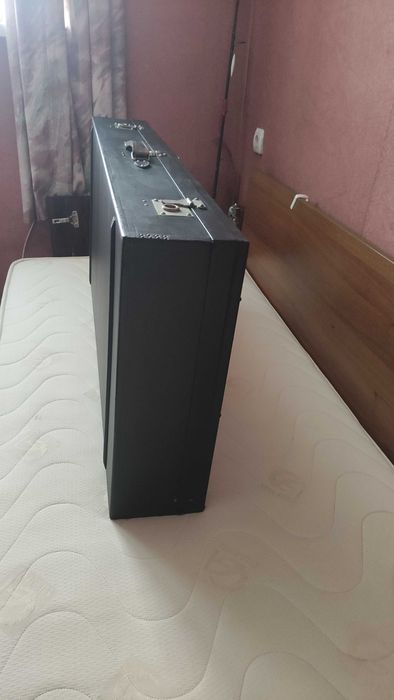 Голям ретро дървен куфар с кожена дръжка