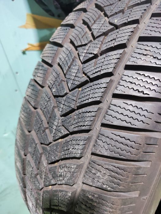 4 бр зимни 235/65/17 Dunlop
