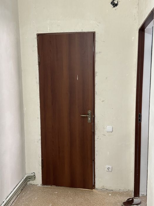 Меж комнат двери