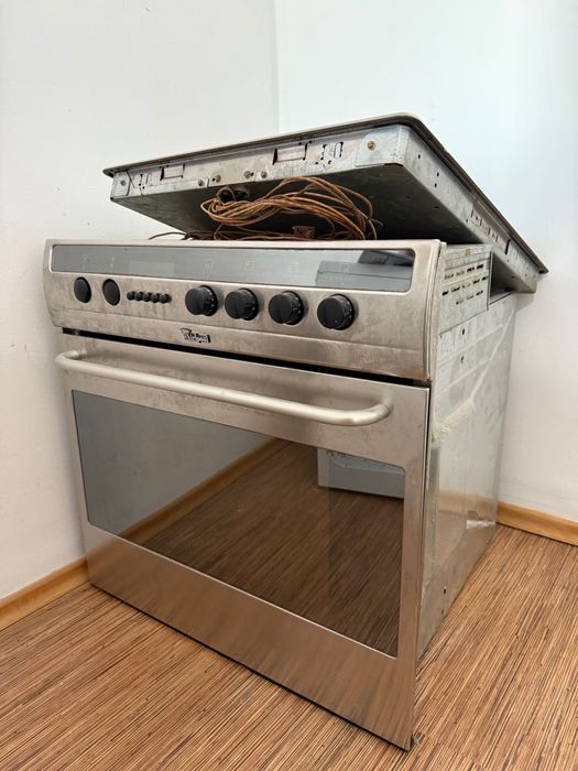 Фурна за вграждане Whirlpool с плот с 4 котлона