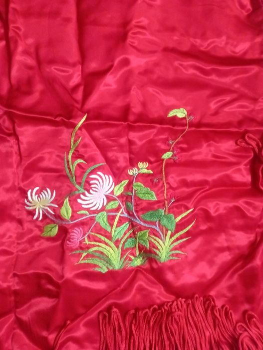 Продаются 2 шелковых покрывала с 2мя наволочками  с вышивкой новые