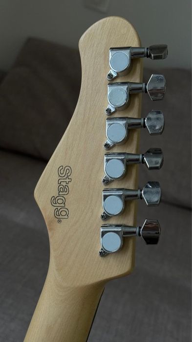 Продаем электронную гитару с комбоусилителем