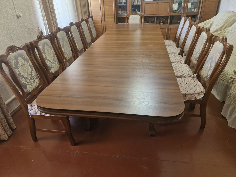 Стол со стульями