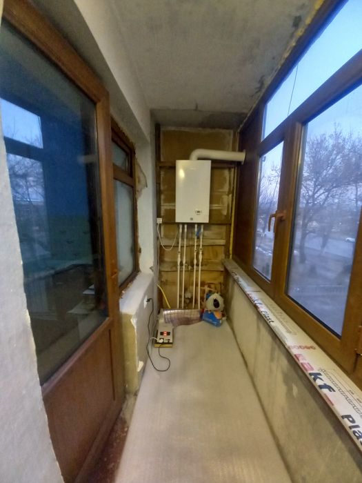 Продаётся 1 ком кв в чирчике 4 мкн дом кирпичный 2 этаж в доль дороги