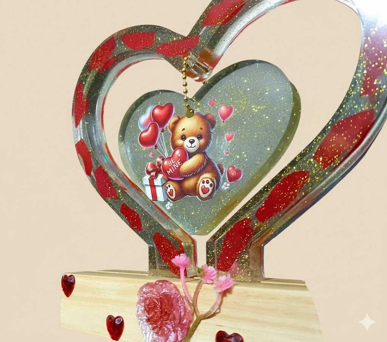 Уникално светещо мече от епоксидна смола с LED основа