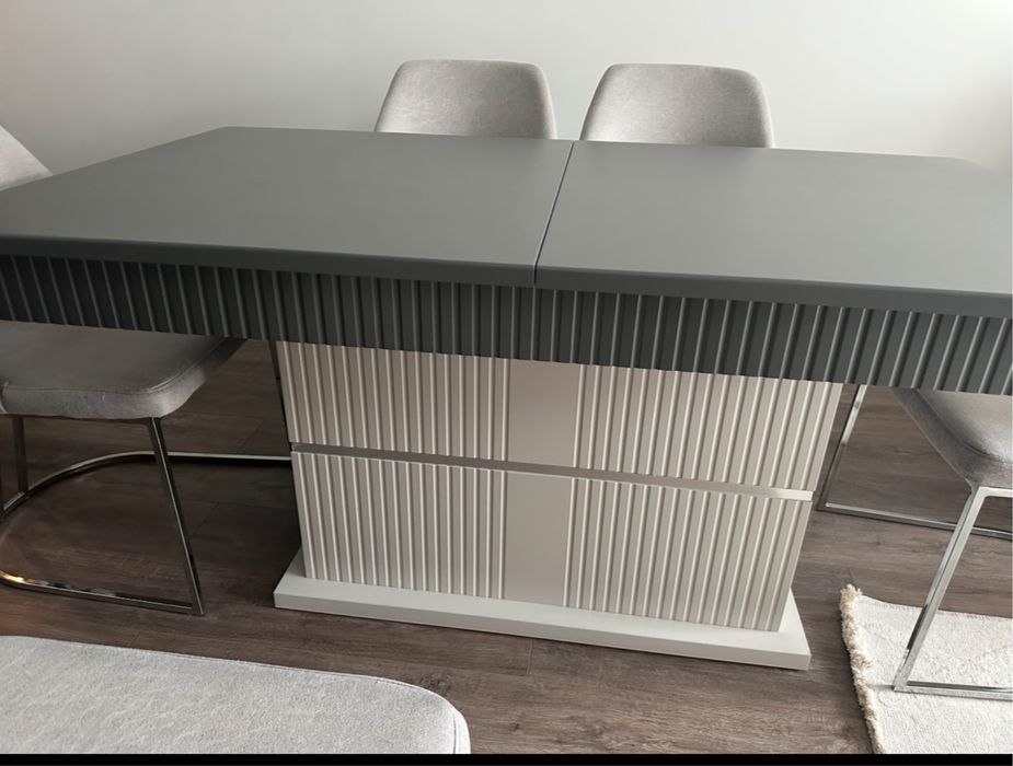 Трапезна маса със столове