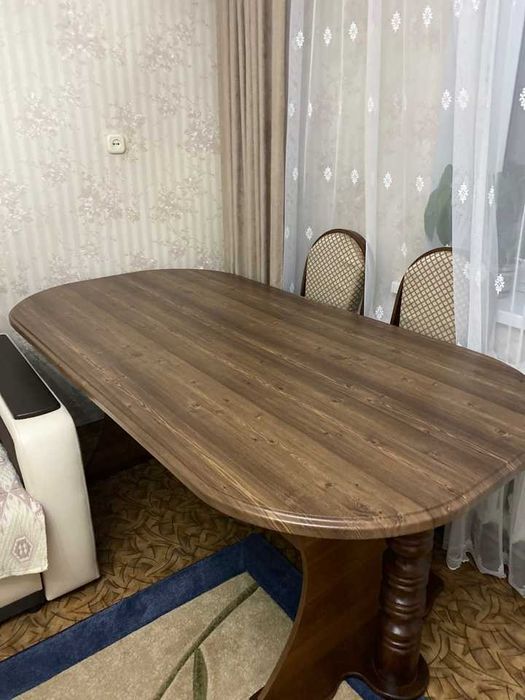 cтул из сосны в гостиную комнату